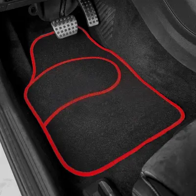 Set 4 covorase auto din mocheta, model universal, culoare negru cu margine rosie, dimensiuni fata 64 x 44cm | spate 44 x 29cm
