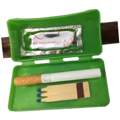 Baston din lemn cu set haios – tigara. plosca. claxon
