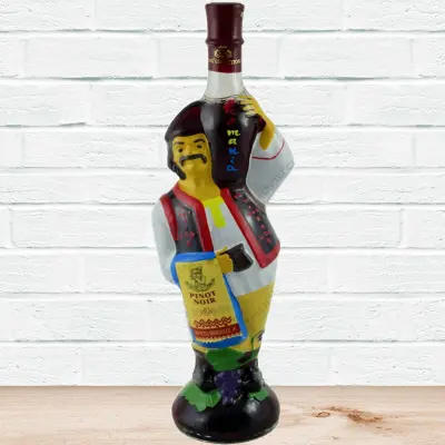Sticla cu vin in forma de barbat taran, imbracat in port popular romanesc, cahoros carling