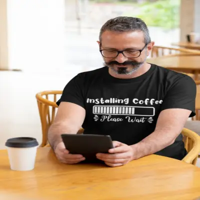 Installing coffe, tricou cu mesaj