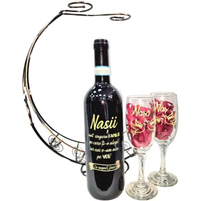 Suport din metal cu sticla vin personalizata cu mesaj nasii sunt singura familie si 2 pahare personalizate nas si nasa