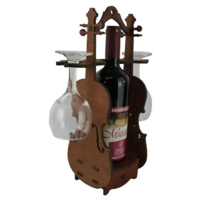 Suport lemn in forma de vioara cu o sticla de vin si doua pahare 36 cm